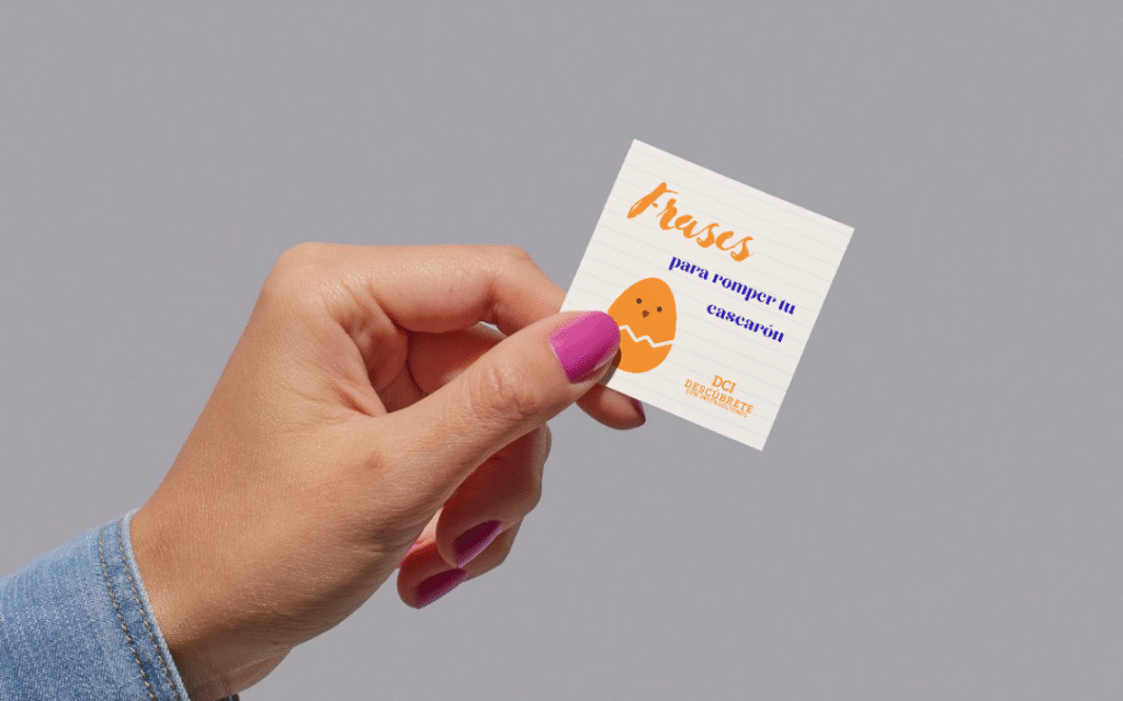 Mujer sosteniendo un cuadro con frases inspiradoras y motivacionales para romper el cascarón y transformar la vida